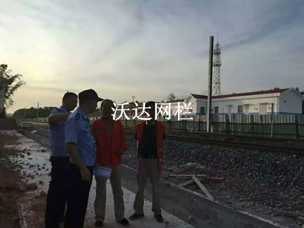 赣铁路客专刺丝滚笼项目工程图片2