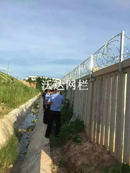 赣铁路客专刺丝滚笼项目工程图片4
