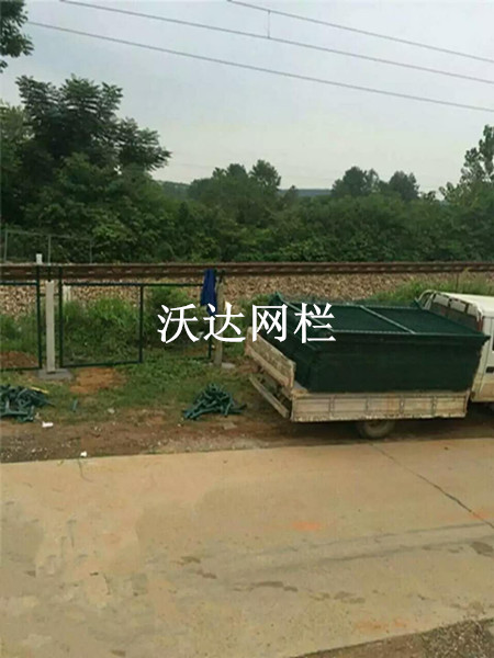 沪昆铁路贵州段防护栅栏护栏网项目图片3