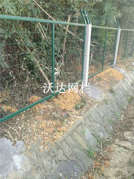 沪昆铁路贵州段防护栅栏护栏网项目图片4