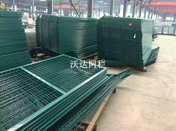 沪昆铁路贵州段防护栅栏护栏网项目图片5