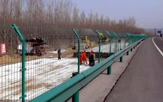 高速公路护栏网1