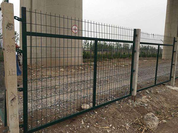铁路桥下防护栅栏图片3
