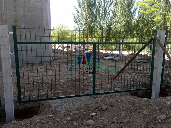 铁路护栏_金属栅栏网片工程案例图片2